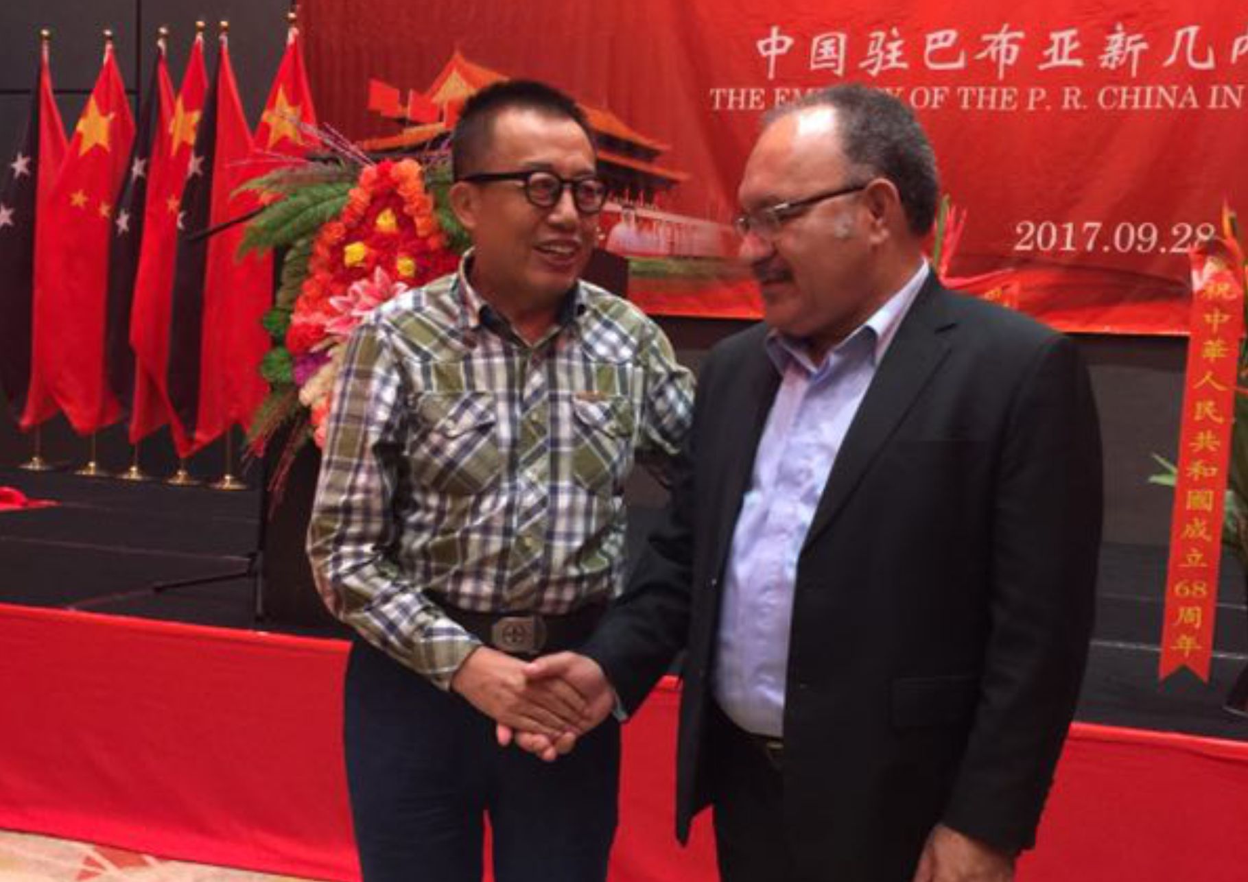 温剑虎教授与巴布亚新几内亚总理奥尼尔合影