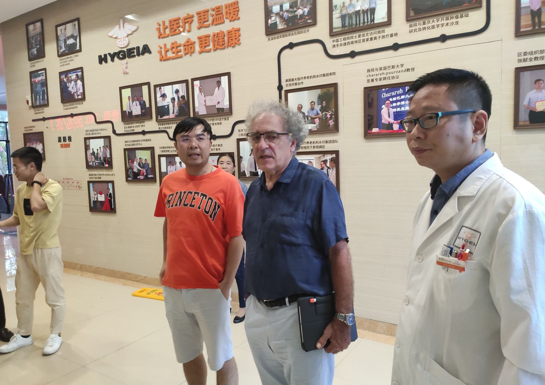 美国国家科学院和美国工程院院士罗布特参观海吉亚放疗中心