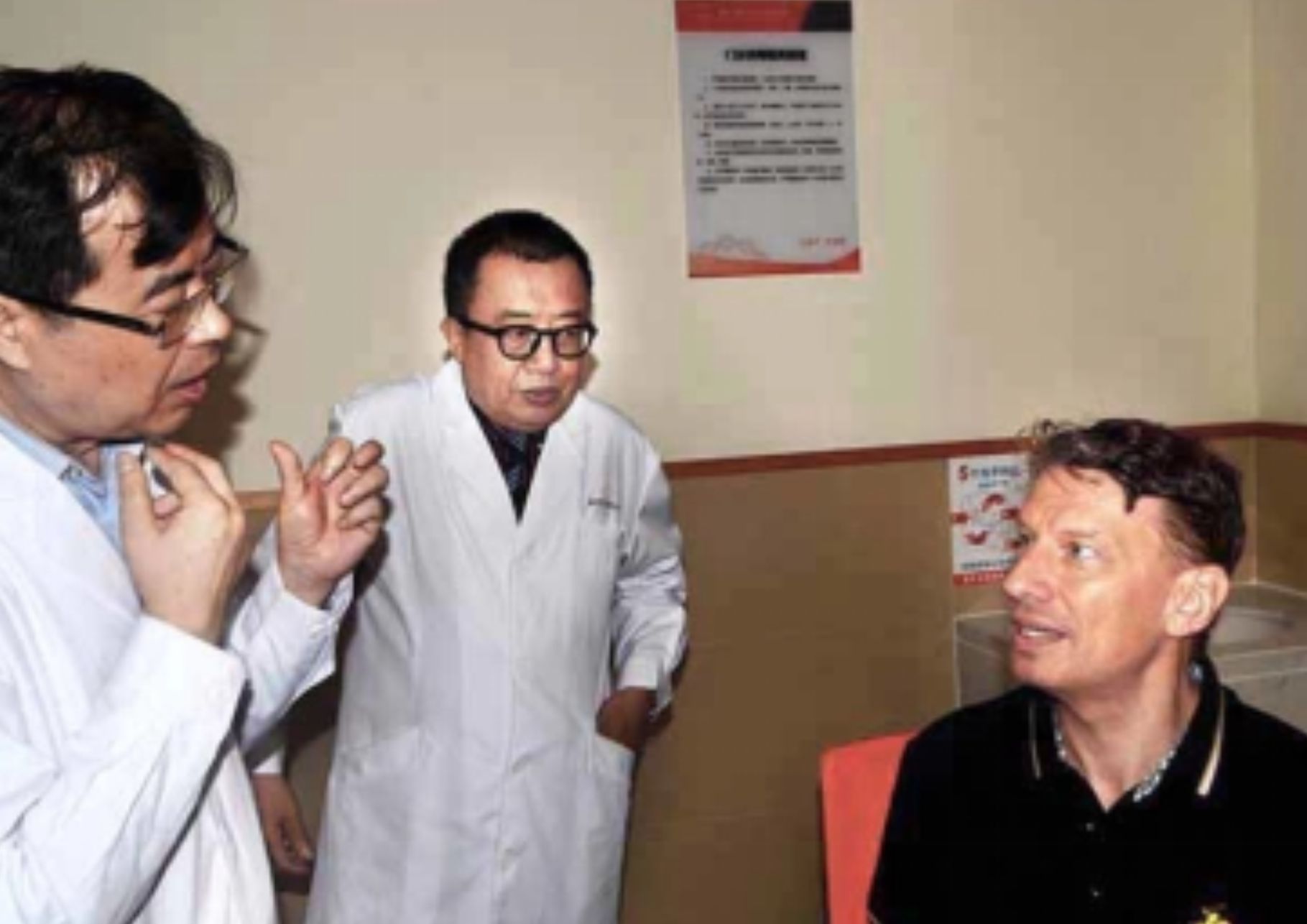 张献全副院长和温剑虎剑教授为因吞咽困难的瑞典患者面诊