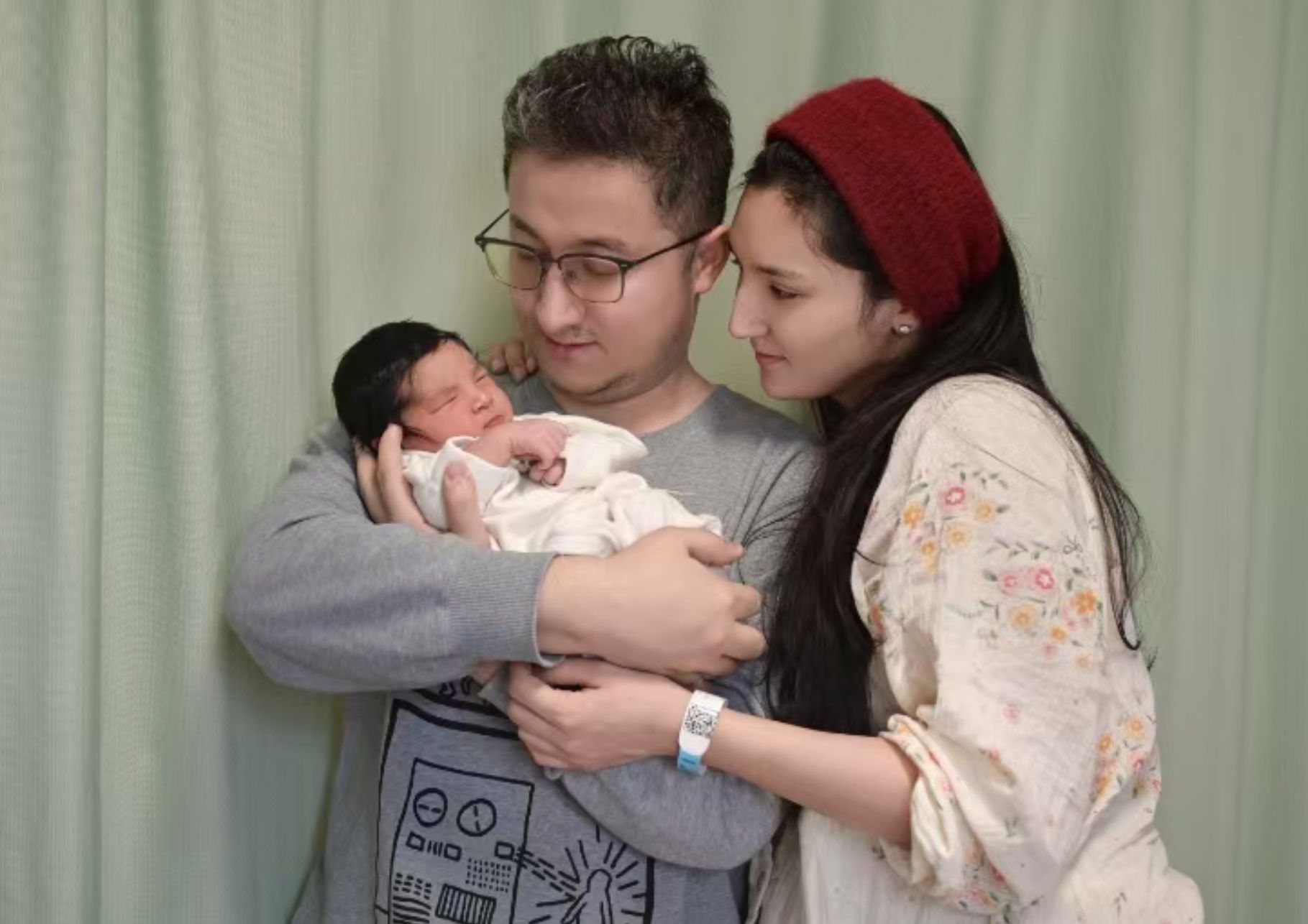 来自哈沙克斯坦的夫妇在我院产科成功分娩