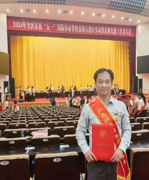 贺州广济医院急诊科主任蒋劲柏被评为“广西壮族自治区劳动模范